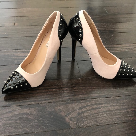 Edgy pumps with spiky hardware - Picture 2 of 7